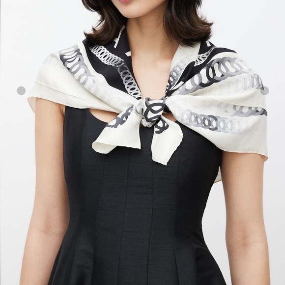 CHANEL Silk Monochrome Logo CC Chain Print Scarf - Picture 2 of 9